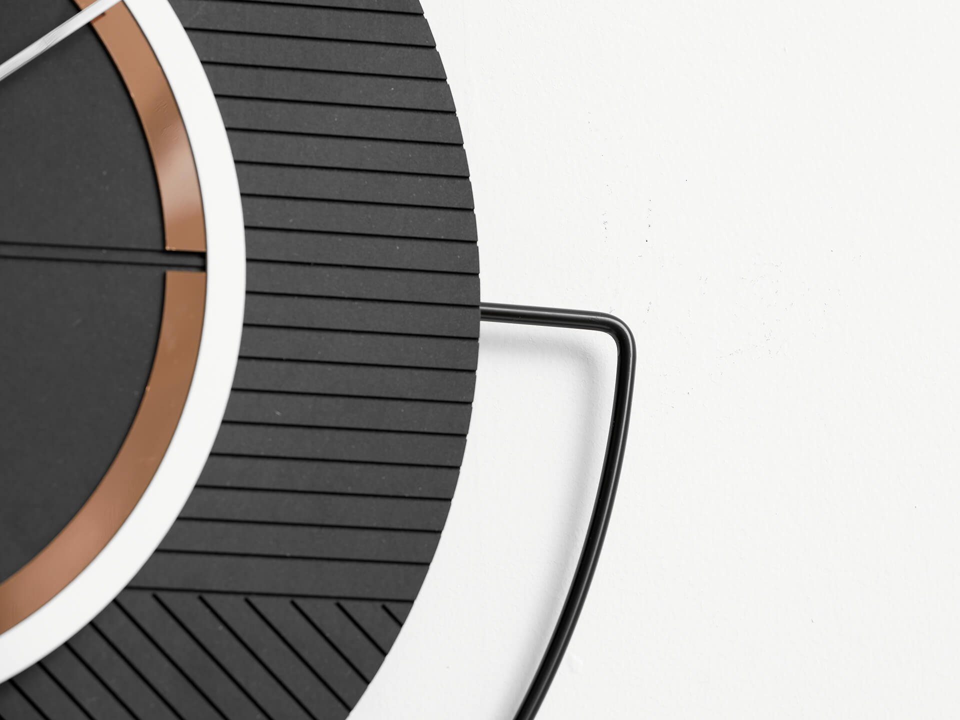 ONZENO Wanduhr THE BALANCED. 54.5x50x1.4 cm (handgefertigte Design-Uhr)