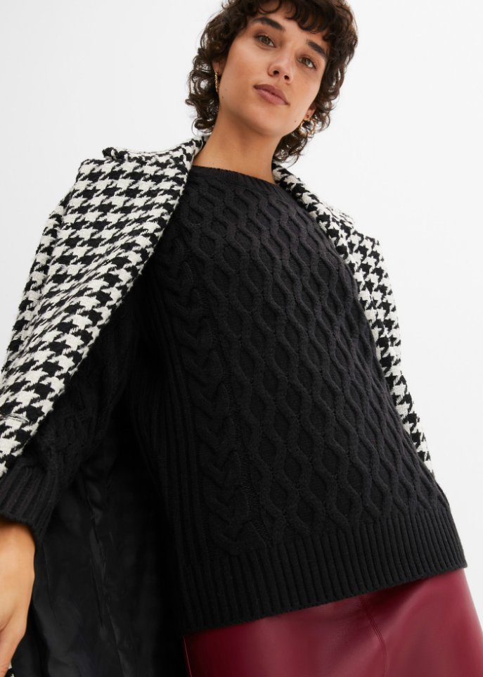 Strickpullover mit Zopfmuster