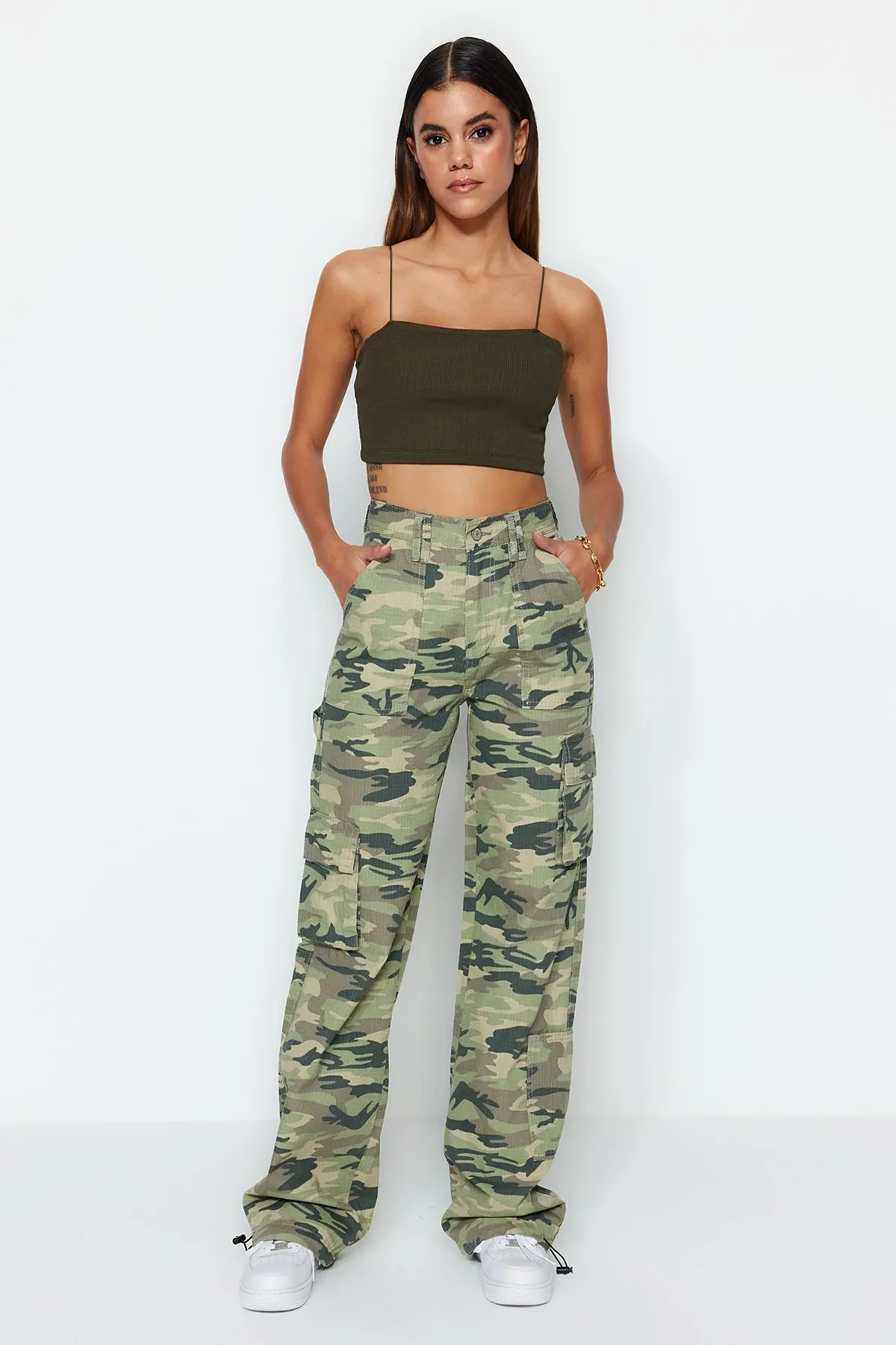 Trendyol Collection  Mehrfarbige Ribstop-Jeans mit Camouflage-Print, hoher Taille und weitem Bein und Cargo-Taschen TWOSS23JE00148