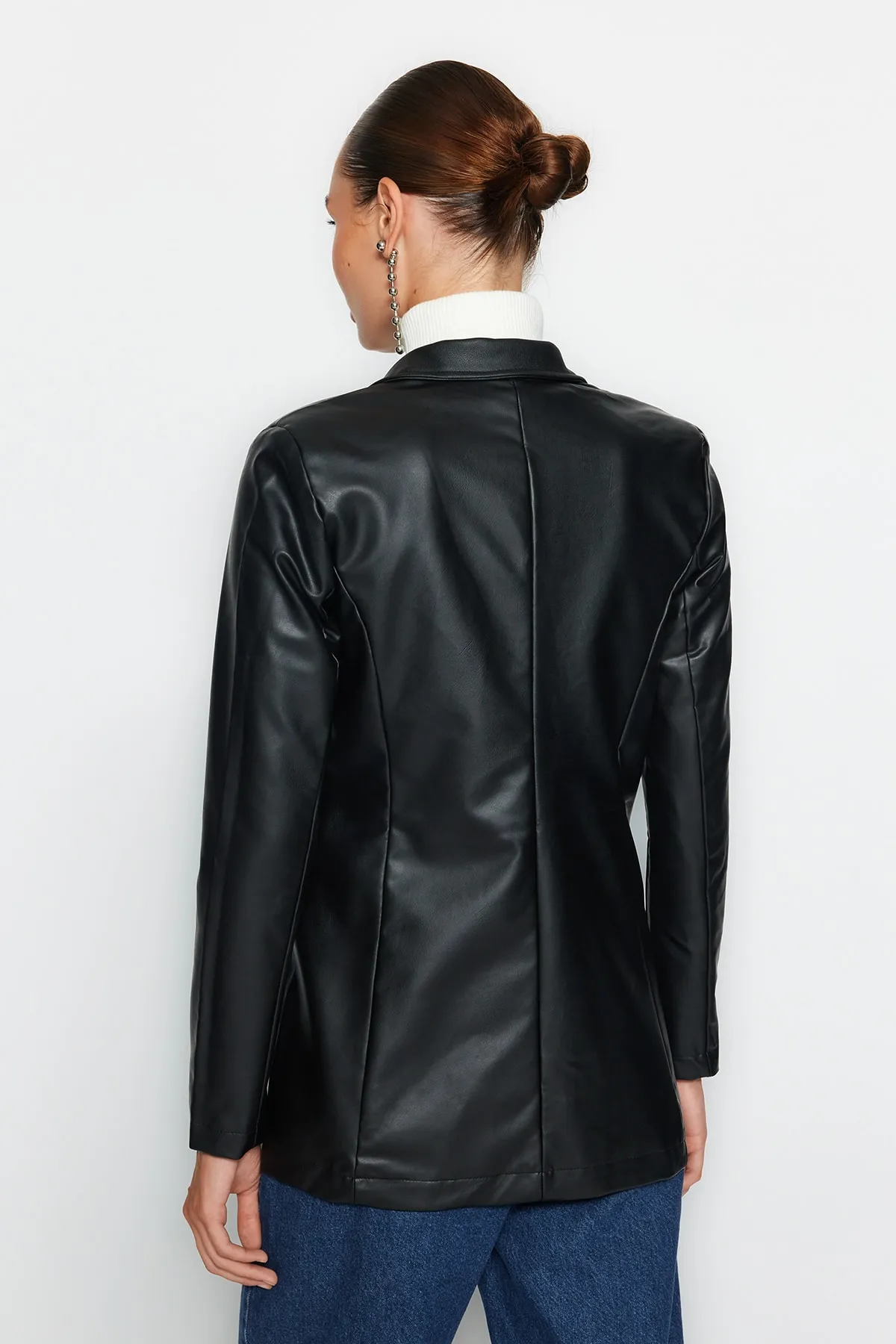 Trendyol Collection  Schwarzer Blazer aus Kunstleder mit normalem Futter und zweireihigem Verschluss, gewebte Jacke TWOAW21CE0156