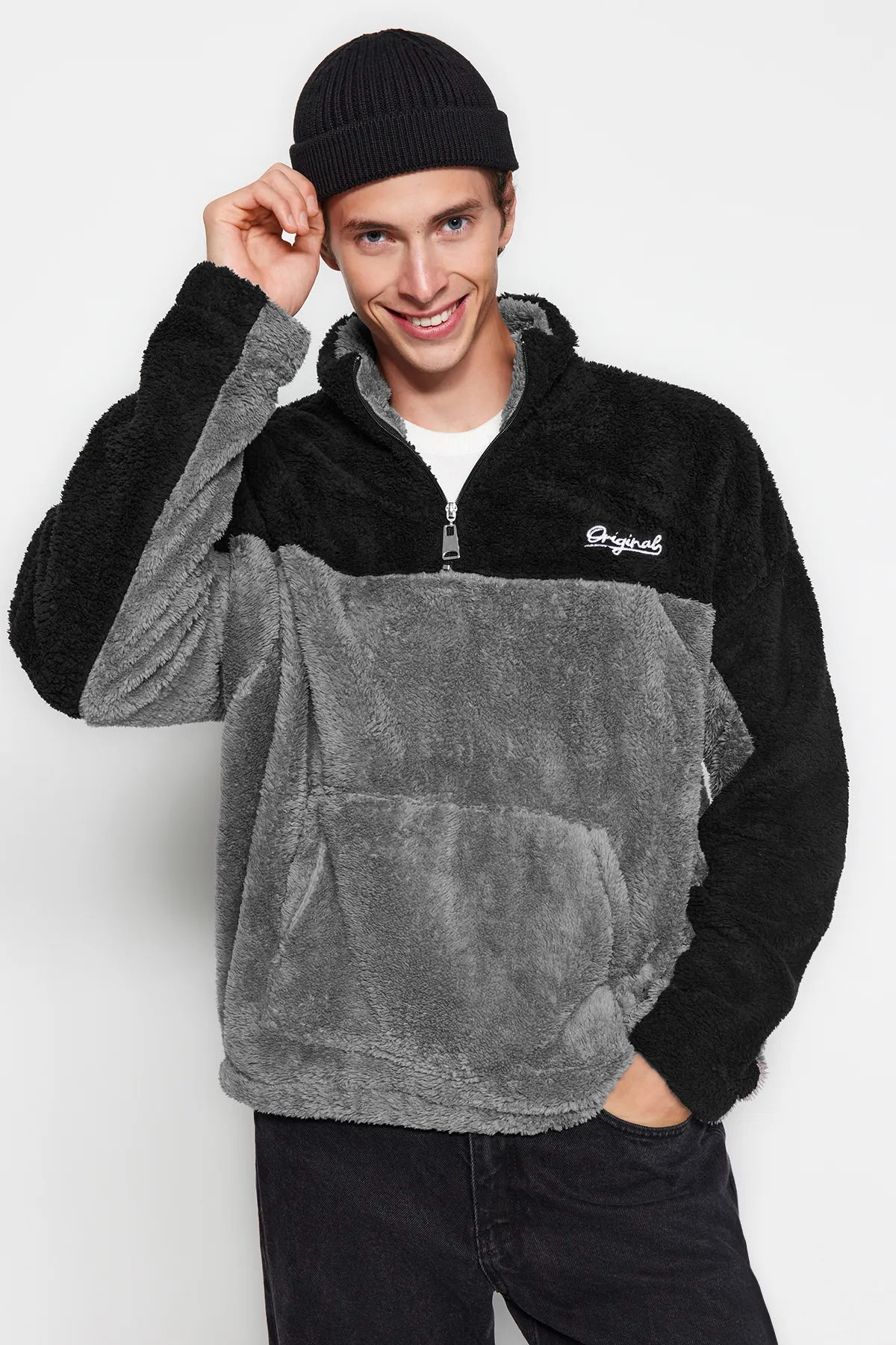 Trendyol Collection  Schwarzes Unisex-Sweatshirt in Übergröße/Weitschnitt, Farbblock, minimale Stickerei, warmes Plüsch-Sweatshirt TMNAW22SW1477