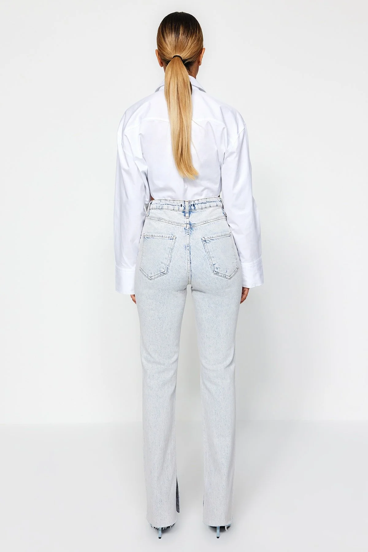 Trendyol Collection  Blaue Schlagjeans mit Schlitz und hoher Taille TWOAW22JE0382