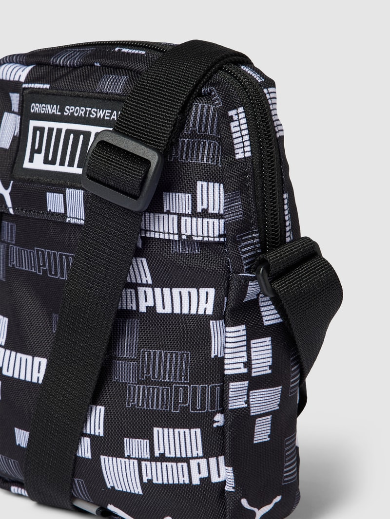 Umhängetasche mit Label-Patch Modell 'PUMA Academy Portable' in schwarz