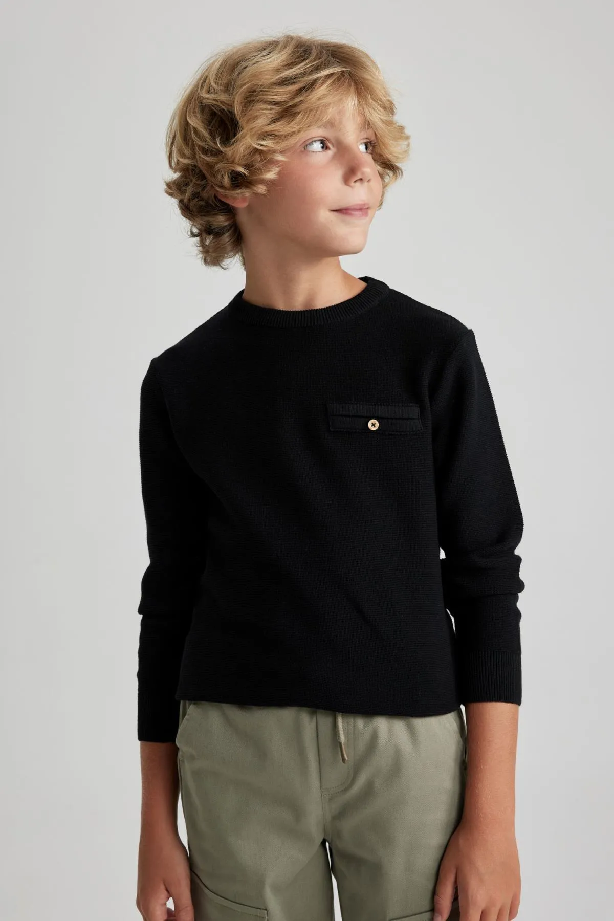 DeFacto  Strickpullover für Jungen mit normaler Passform und Rundhalsausschnitt