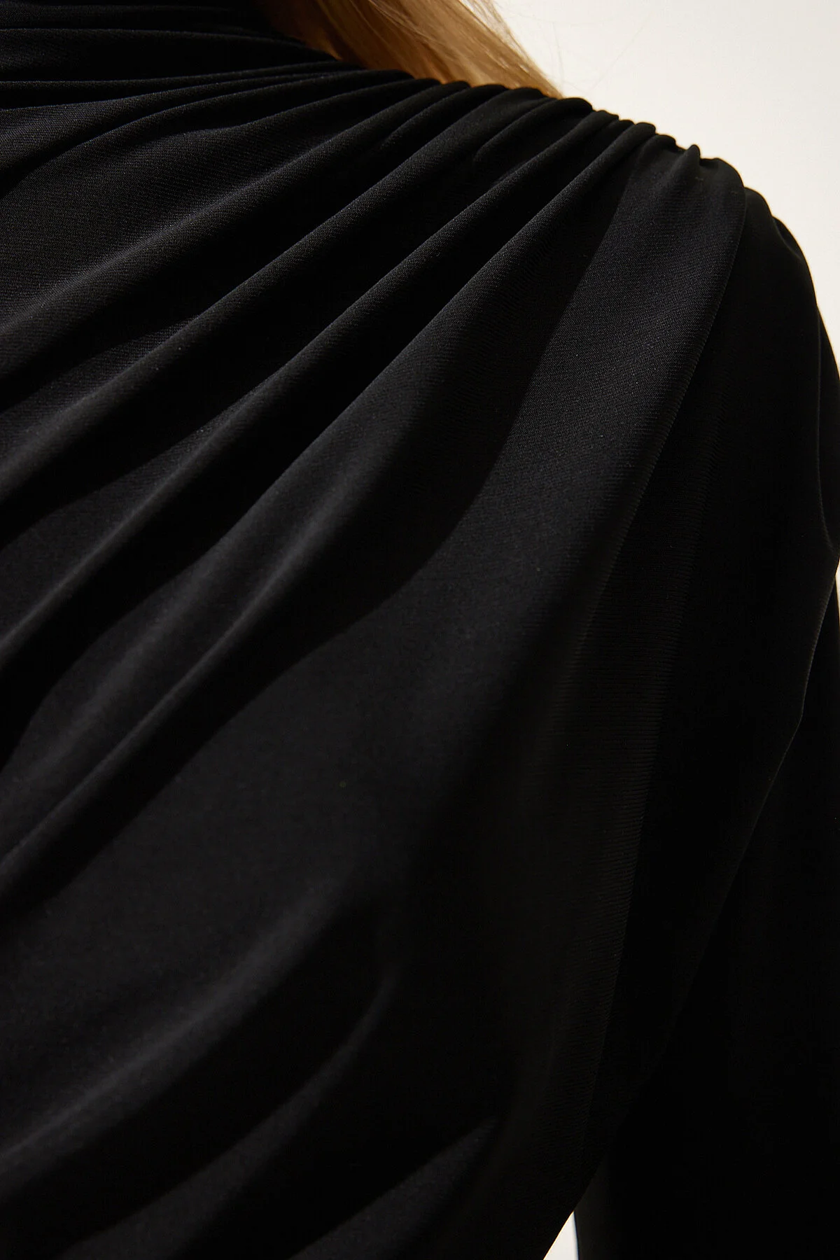 Happiness İstanbul  Schwarze, geraffte, detaillierte Sandy-Bluse mit hohem Kragen für Damen FF00135