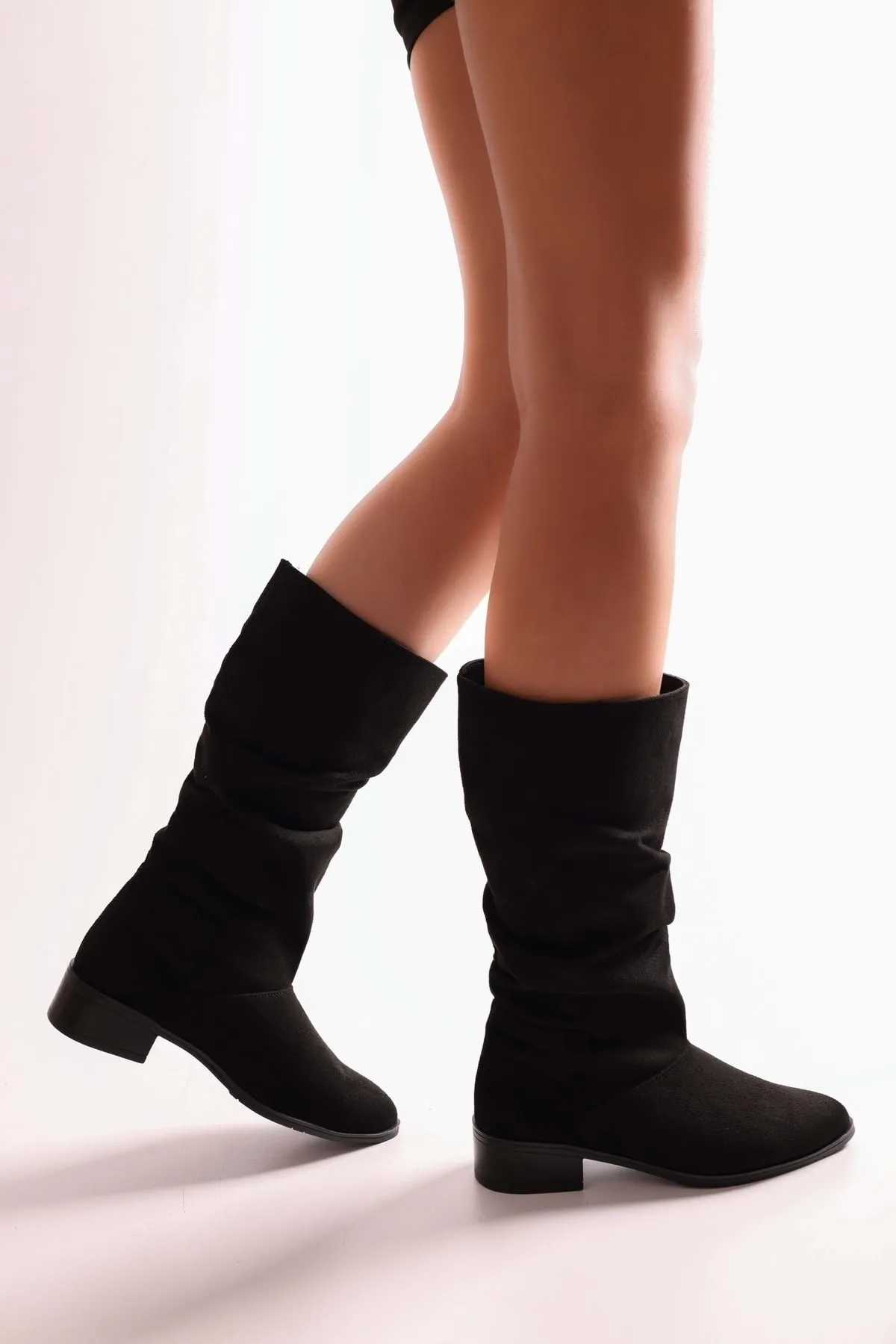 Shoeberry  Flache Damenstiefel „Jerica“ aus schwarzem Wildleder mit Zwickel. Schwarzes Wildleder