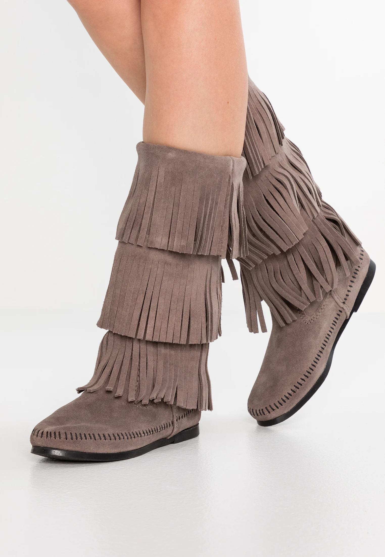 Botas altas Minnetonka de 3 capas con flecos