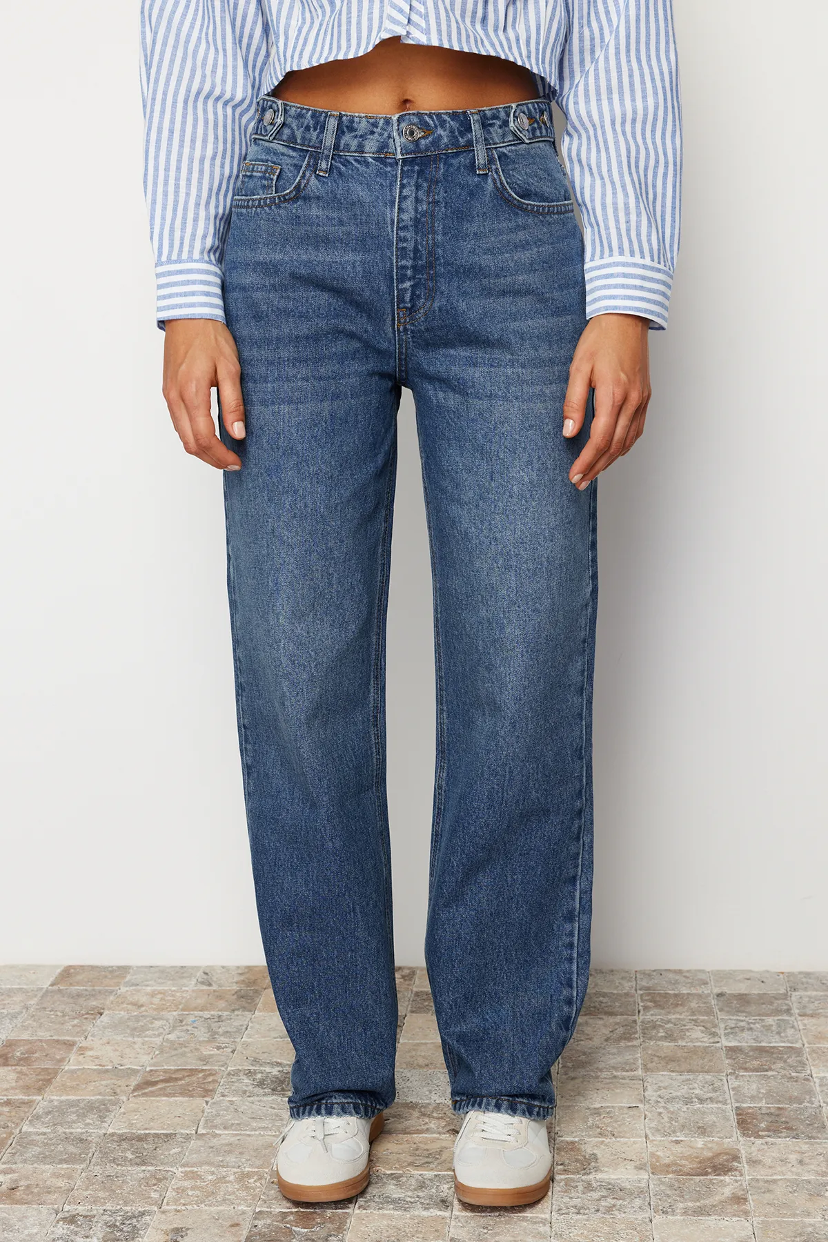 Trendyol Collection  Blaue Jeans mit hoher Taille und weitem Bein und Detail TWOSS24JE00112