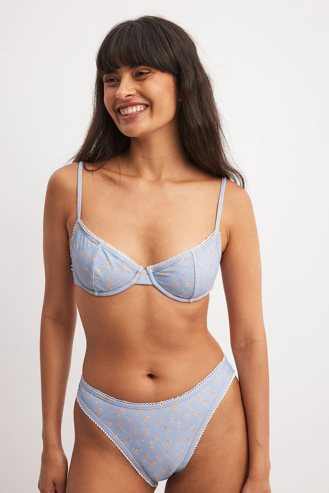 Hochgeschnittenes Bikini-Höschen mit Spitzenrand