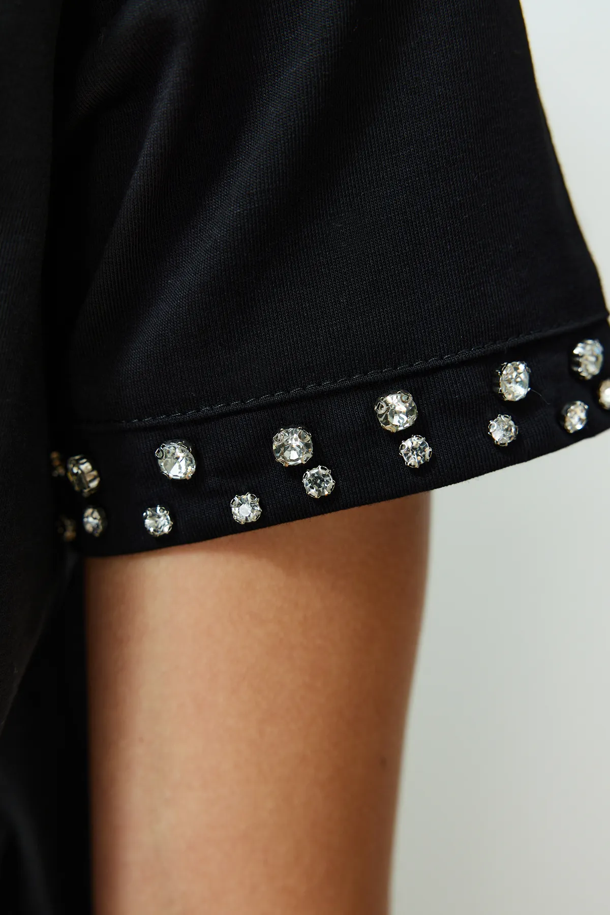 Trendyol Collection  Black Stone Accessoire Detailliertes Strick-T-Shirt mit regulärem Muster TWOSS24TS00070