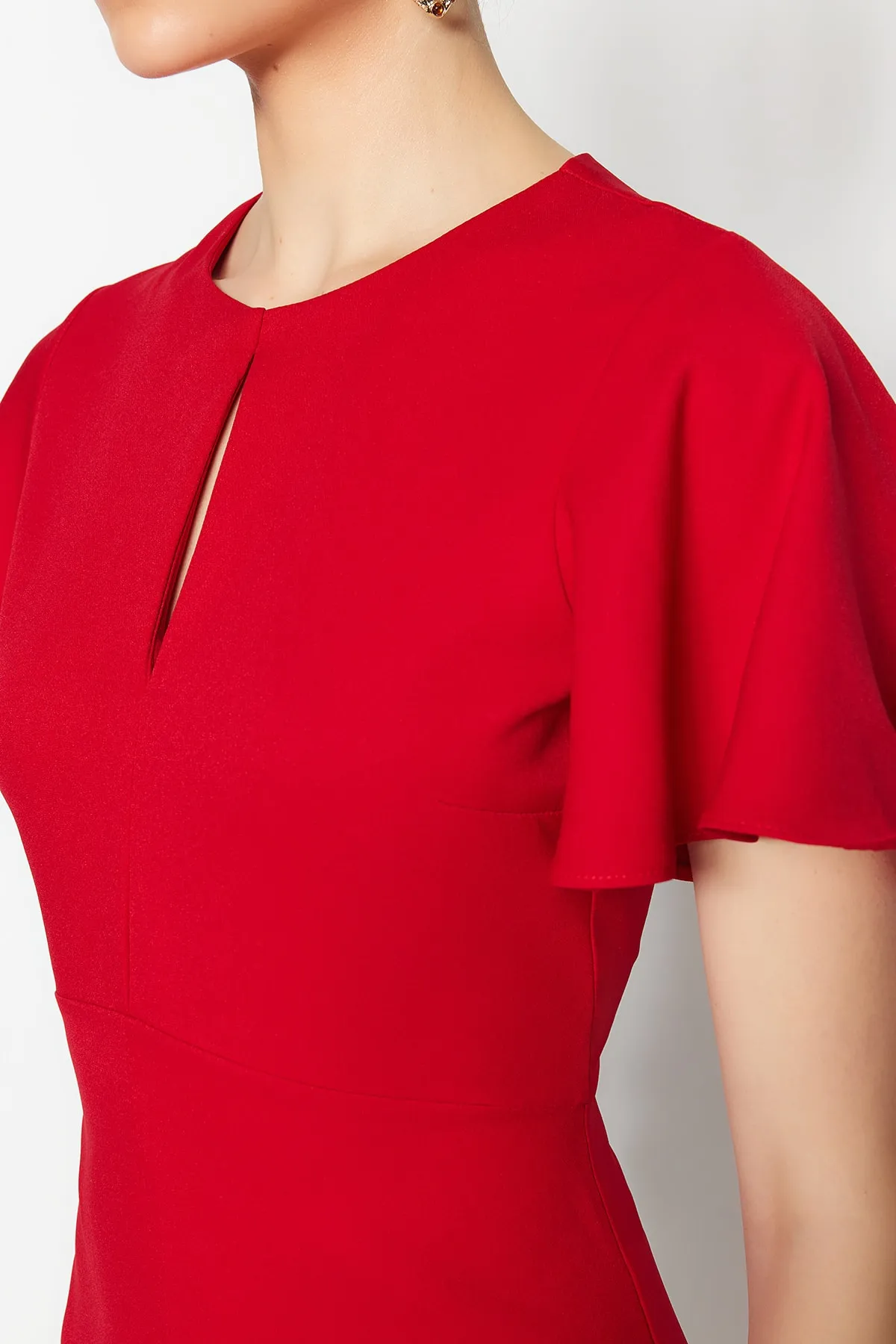 Trendyol Collection  Rotes, figurbetontes, gewebtes Midi-Kleid mit tiefem Ausschnitt und detailliertem, kurzärmeligem, geschlitztem Webkleid TWOSS23EL00604