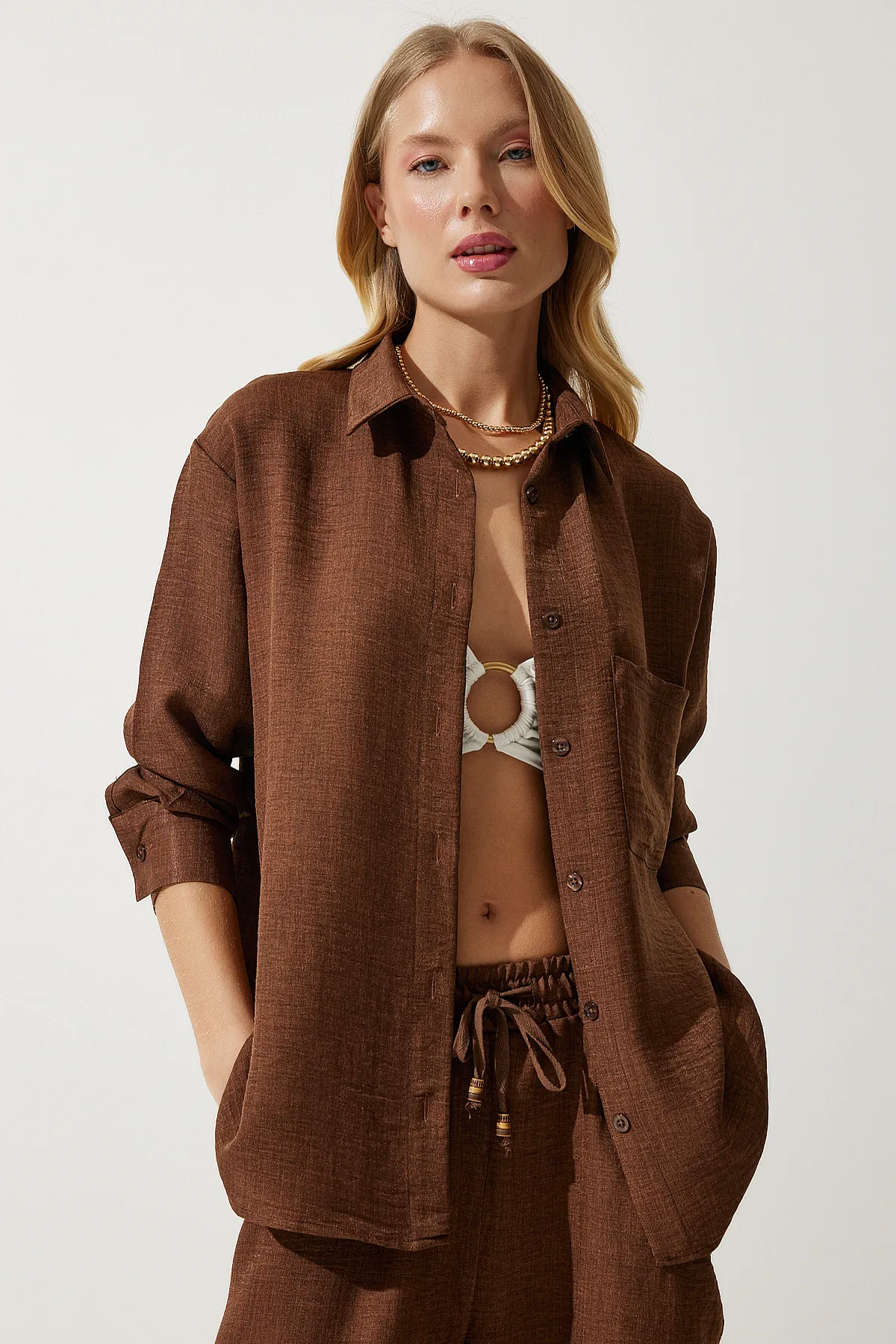 Happiness İstanbul  Braunes Oversize-Set aus Hemd und lockerer Hose für Damen MP00025