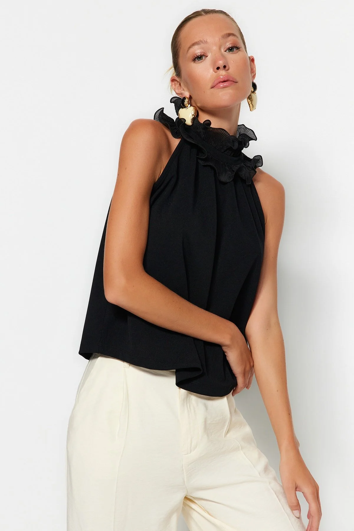Trendyol Collection  Schwarze Bluse aus elegantem Crêpe-Strick mit Kragen und Details TWOSS23BZ00932