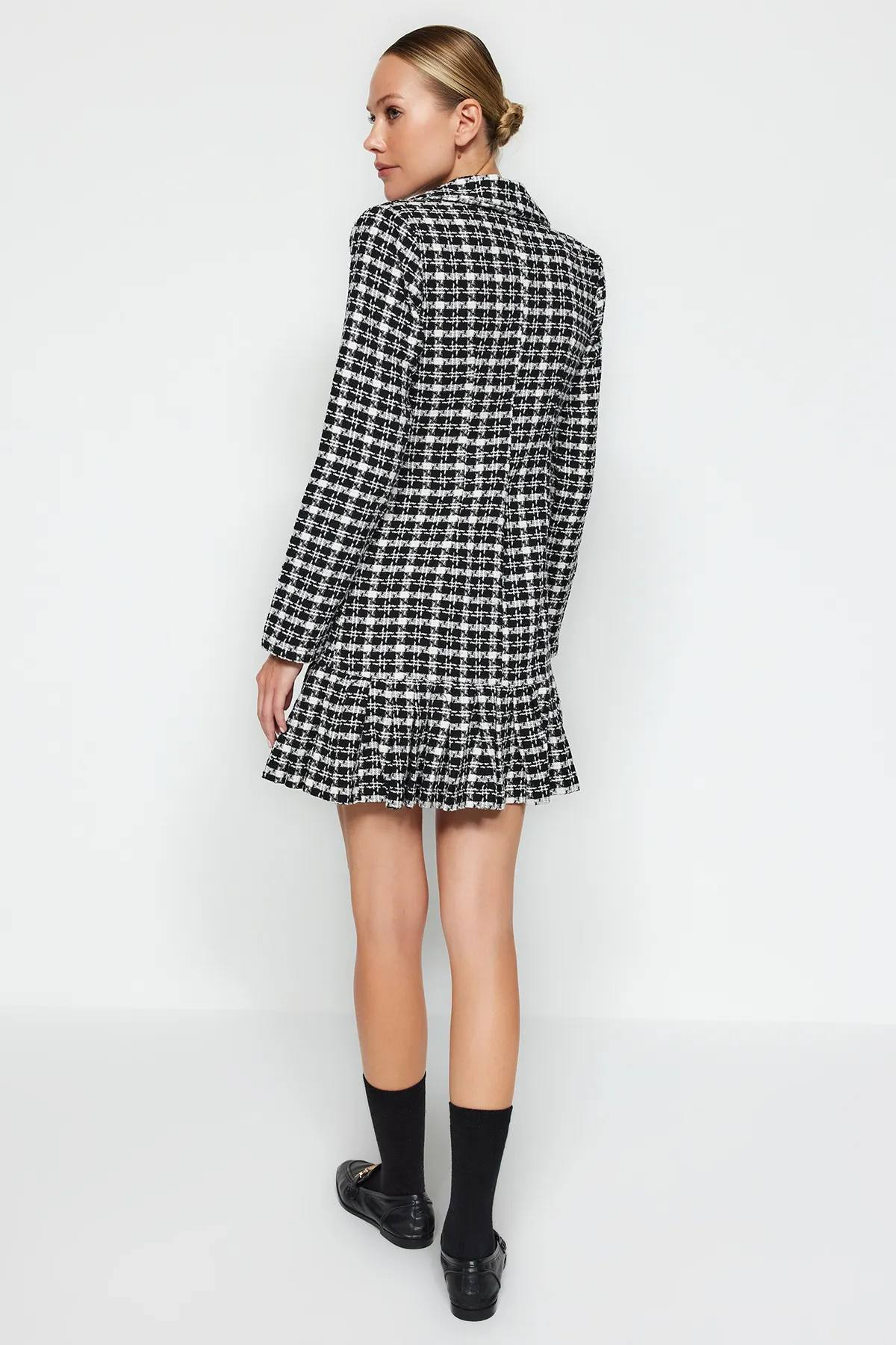 Trendyol Collection  Schwarzer Rock, Volant, Knopfdetail, Tweed-Webkleid TWOAW23EL00870