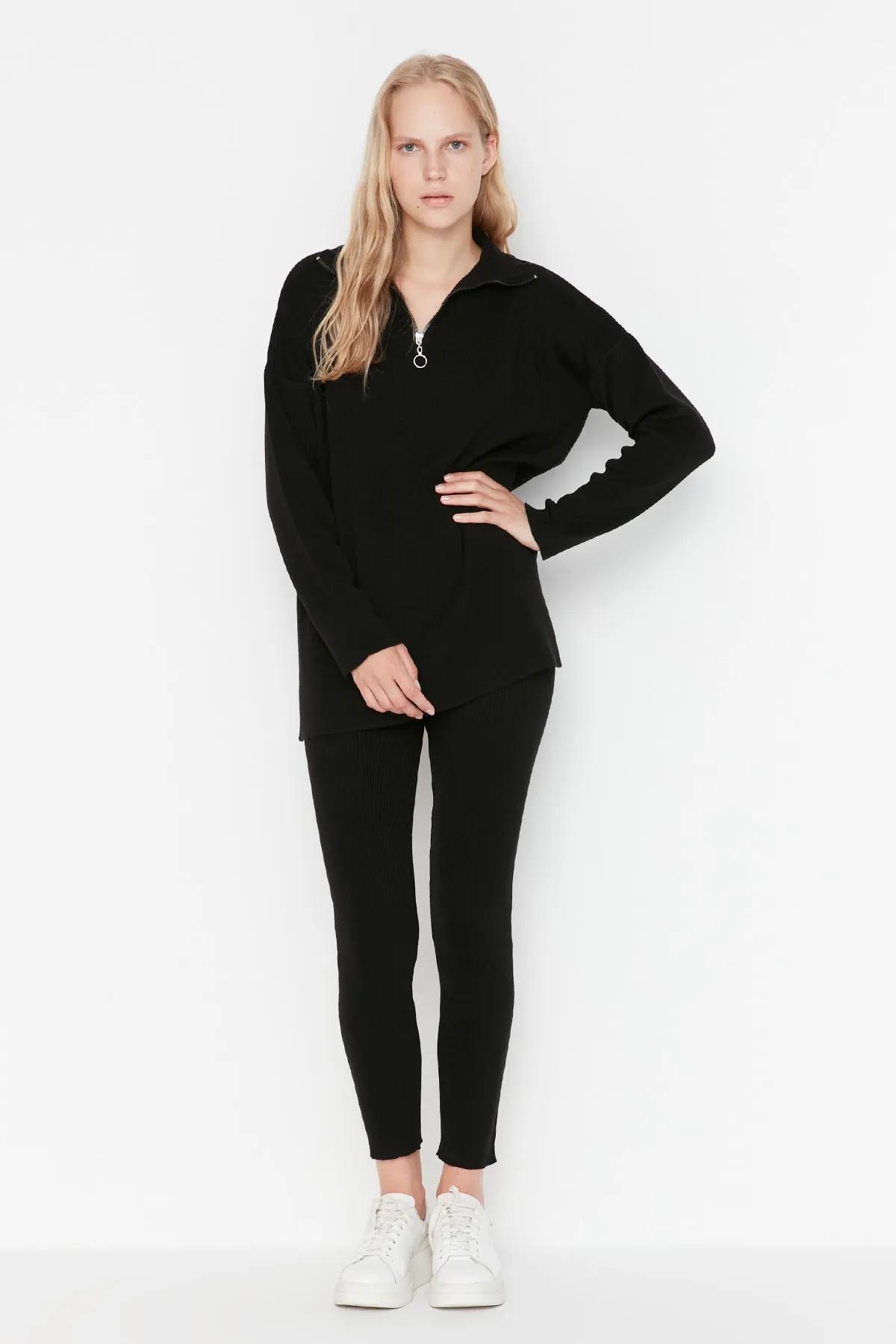 Trendyol Collection  Schwarzes Strickoberteil und -unterteil-Set mit Stehkragen und Reißverschluss THMAW23AU00011