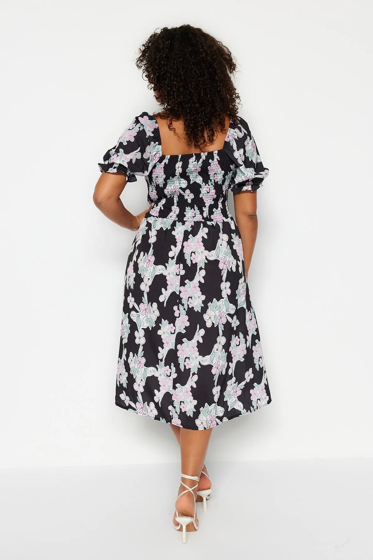 Trendyol Curve  Mehrfarbiges gewebtes Kleid mit Blumenmuster TBBSS23AH00213