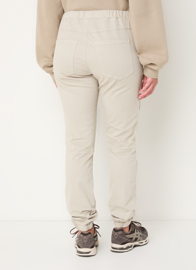 Pantalonii cargo Penn & Ink au o croială slim, talie înaltă și buzunare cu clapă.