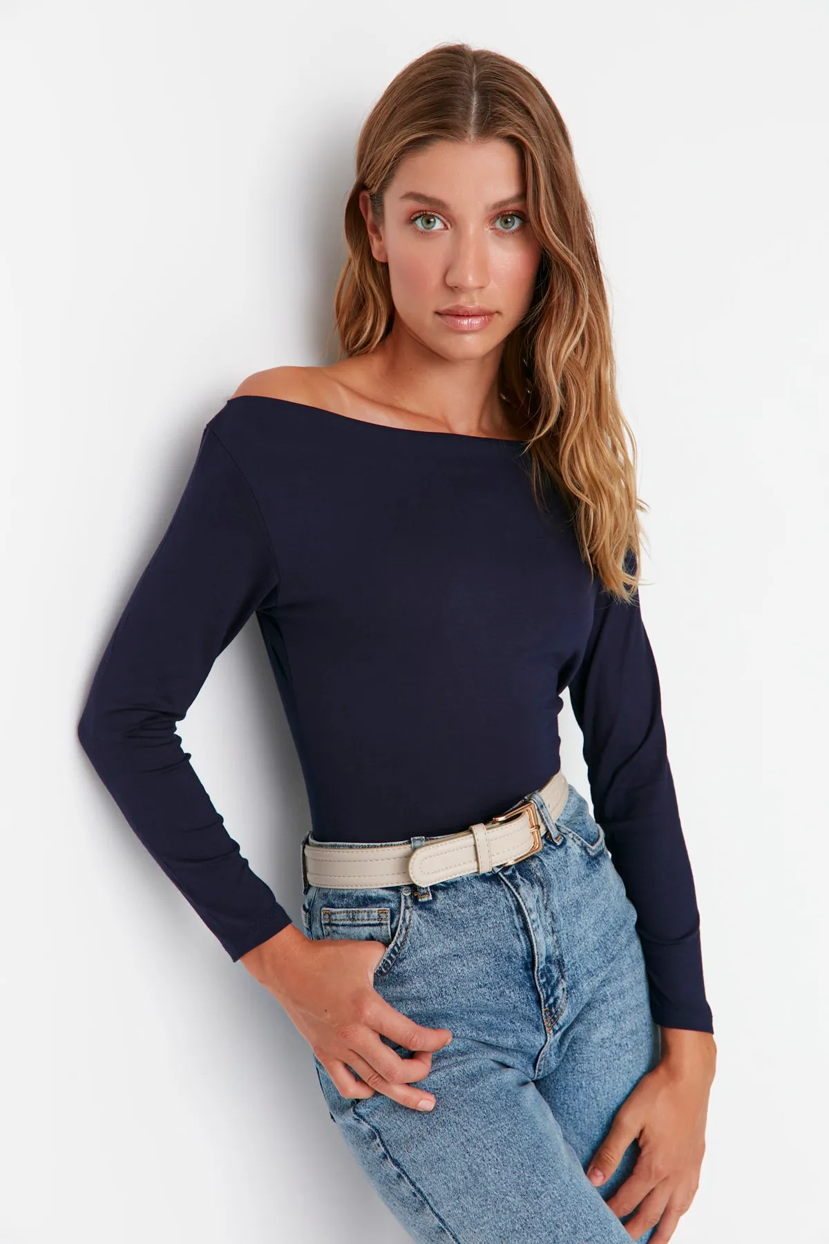 Trendyol Collection  Marineblaue, langärmlige, dehnbare Viskose-Strickbluse mit U-Boot-Ausschnitt TWOAW21BZ0106