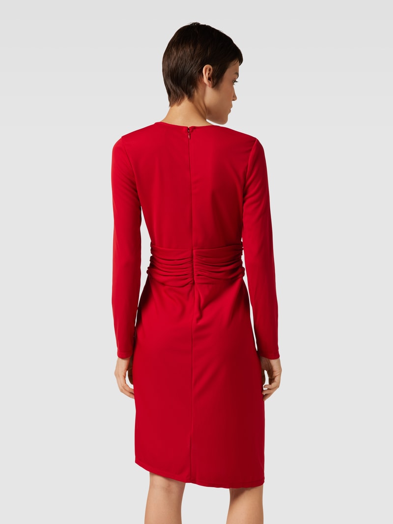 Knielanges Kleid mit V-Ausschnitt und Taillenband in rot