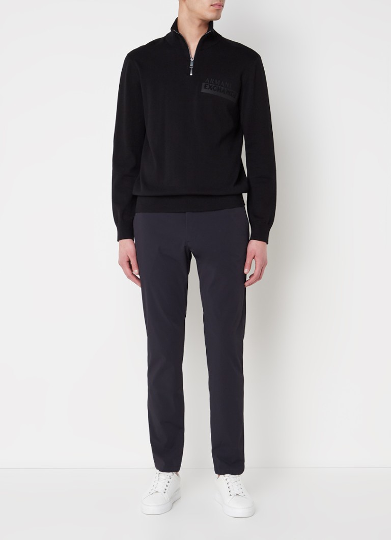 Pantaloni chino slim fit de la Armani Exchange, cu talie elastică și buzunare laterale.