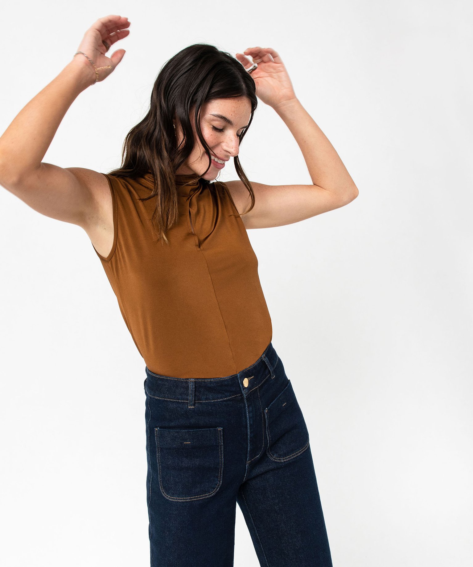 Débardeur décolleté fantaisie en matière extensible sati... marron | GEMO