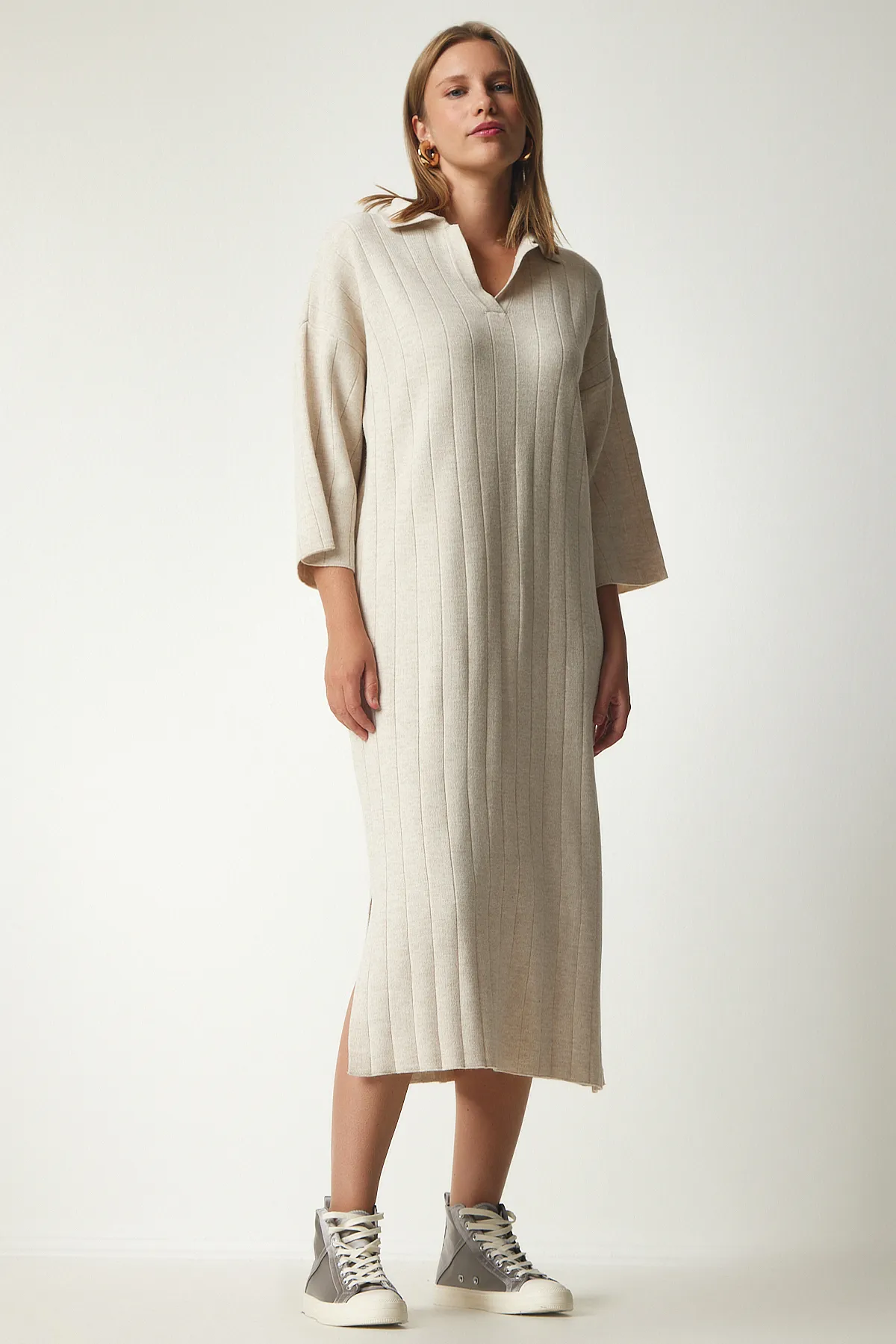 Happiness İstanbul  Cremefarbenes Oversize-Strickkleid mit Rollkragen für Damen YY00178