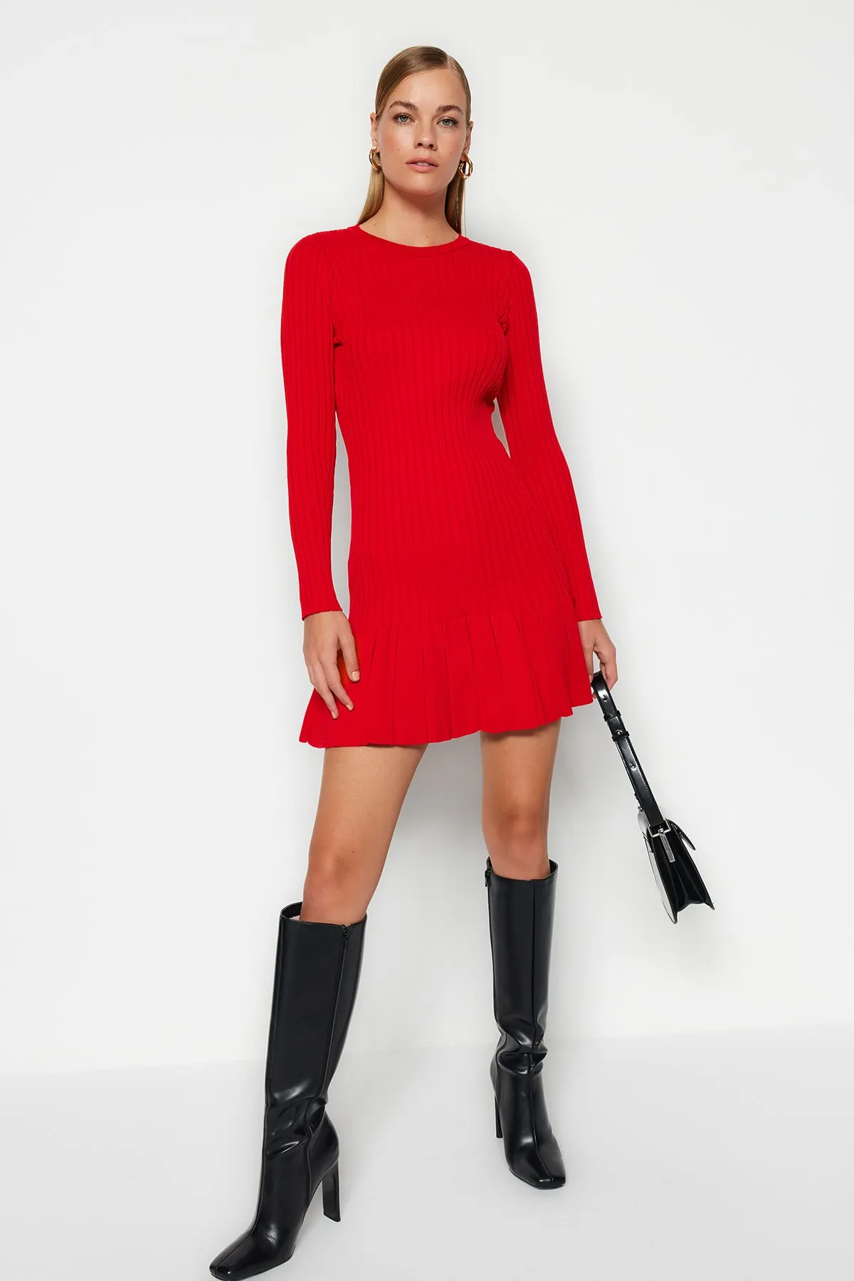 Trendyol Collection  Rotes Mini-Strickkleid mit Rundhalsausschnitt TWOAW24EL00013