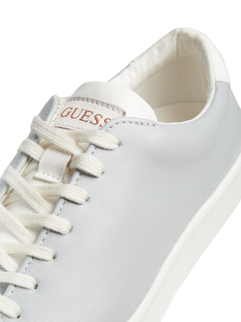 Sneaker aus Leder in hellblau