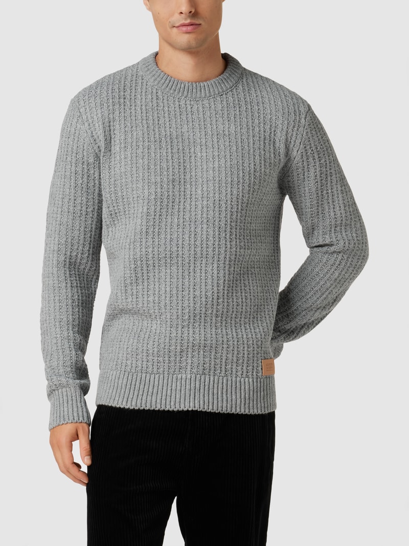 Strickpullover mit Label-Patch in mittelgrau