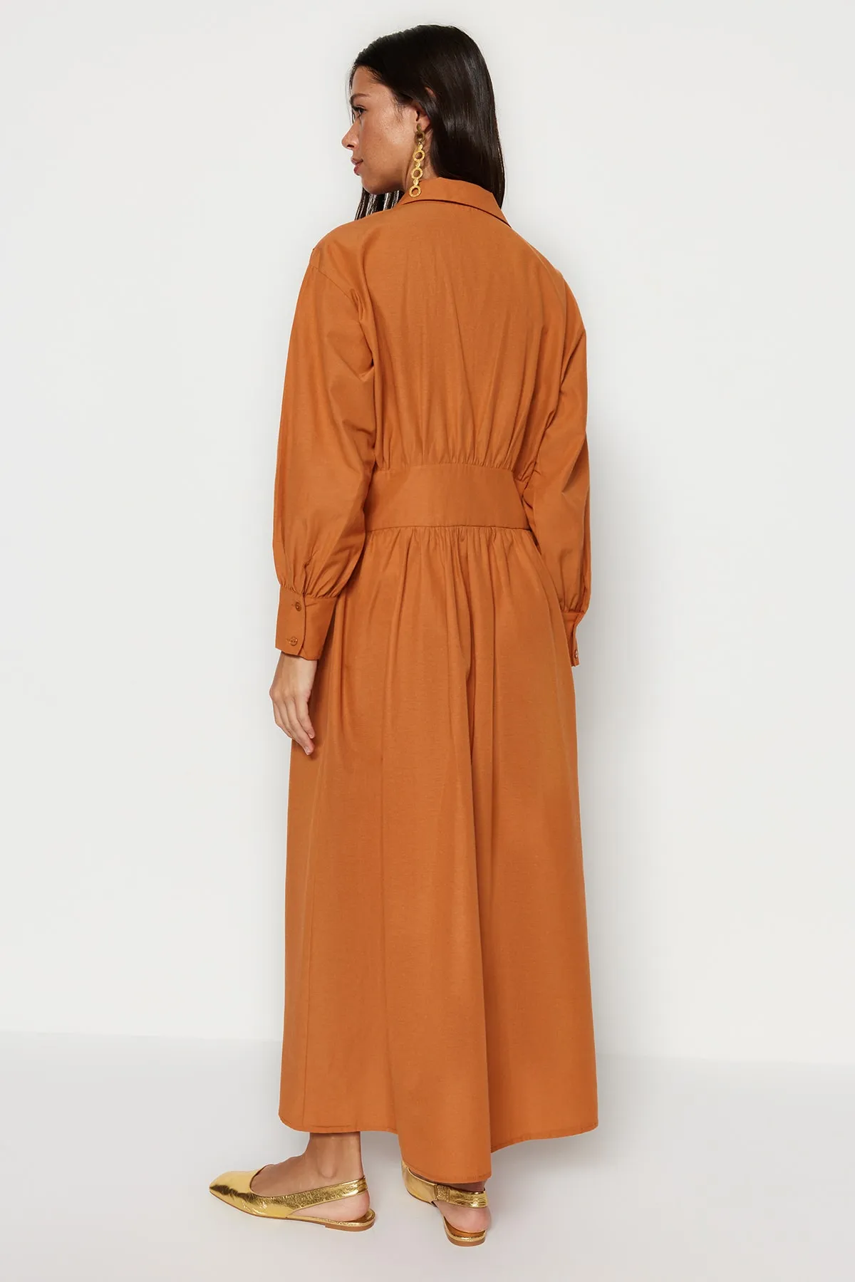 Trendyol Modest  Zimtfarbenes Kleid aus gewebter Baumwolle mit Corsage und halber Knopfleiste TCTSS23EB00355