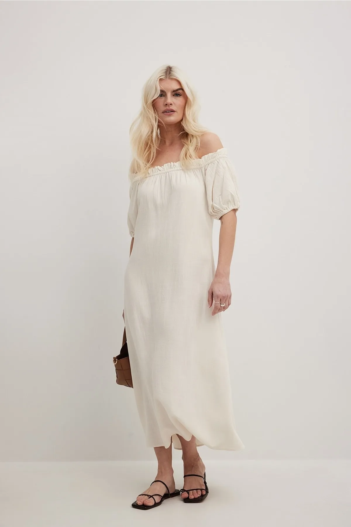 NA-KD  Schulterfreies, fließendes Midikleid