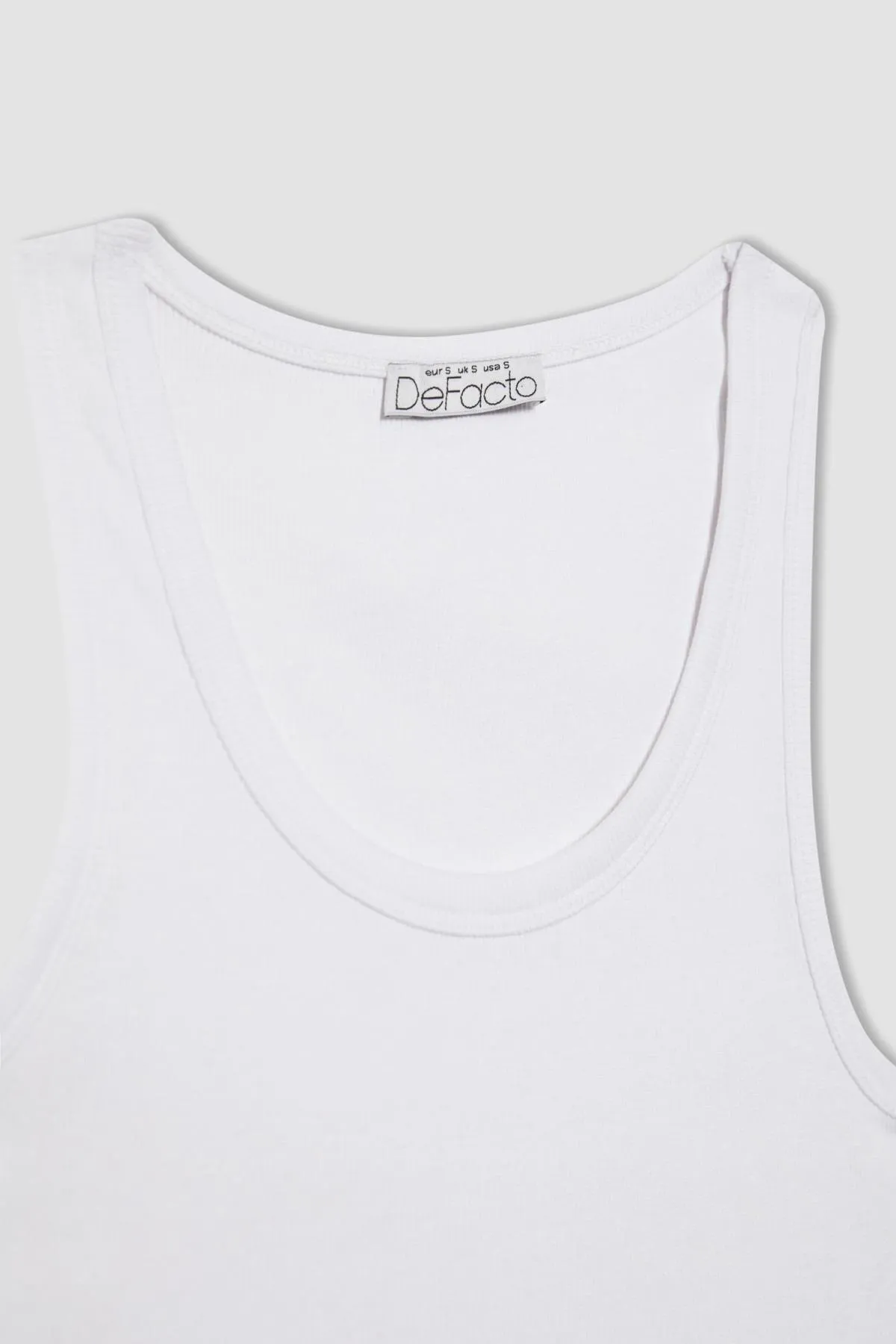 DeFacto  Tailliertes, geripptes Camisole-Top in Weiß mit U-Ausschnitt A1665ax24sm
