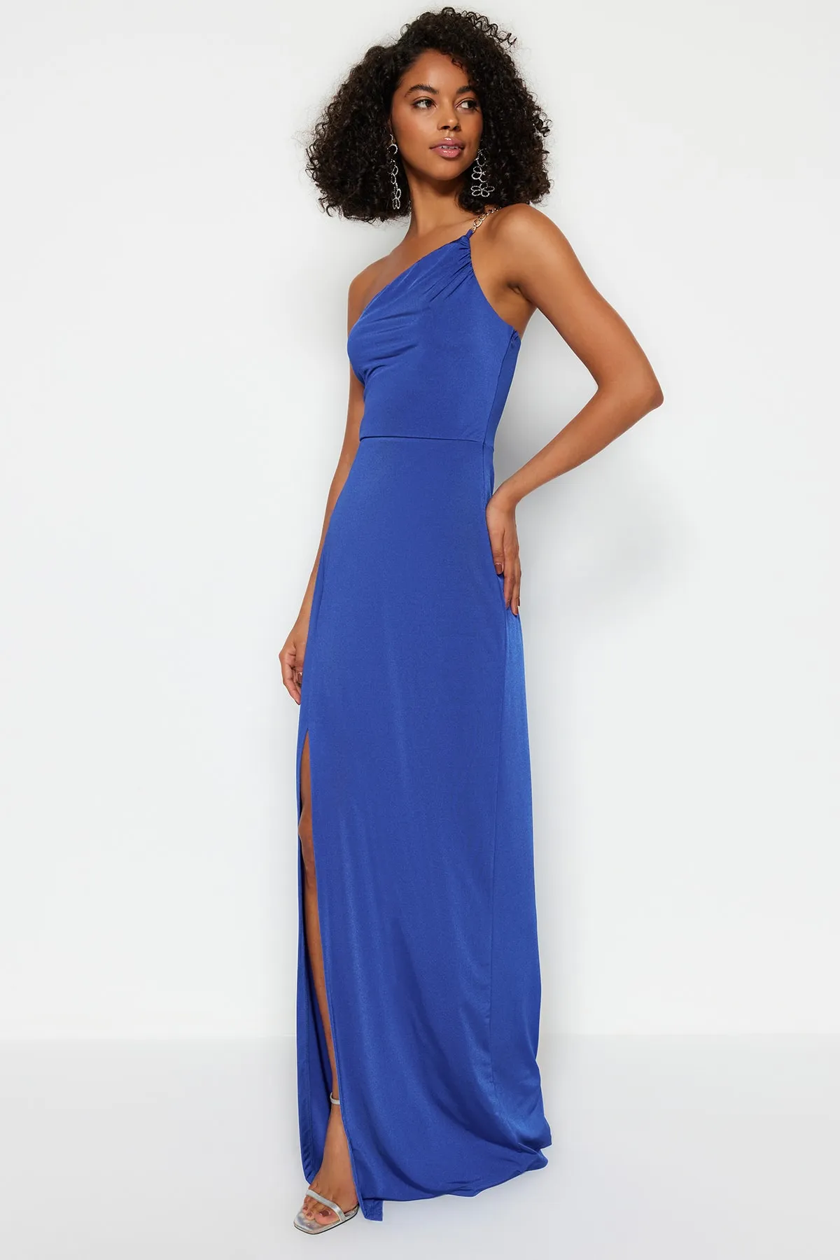 Trendyol Collection  Saks Body-Sitting Langes Abendkleid mit Strick-Accessoires TPRSS23AE00075