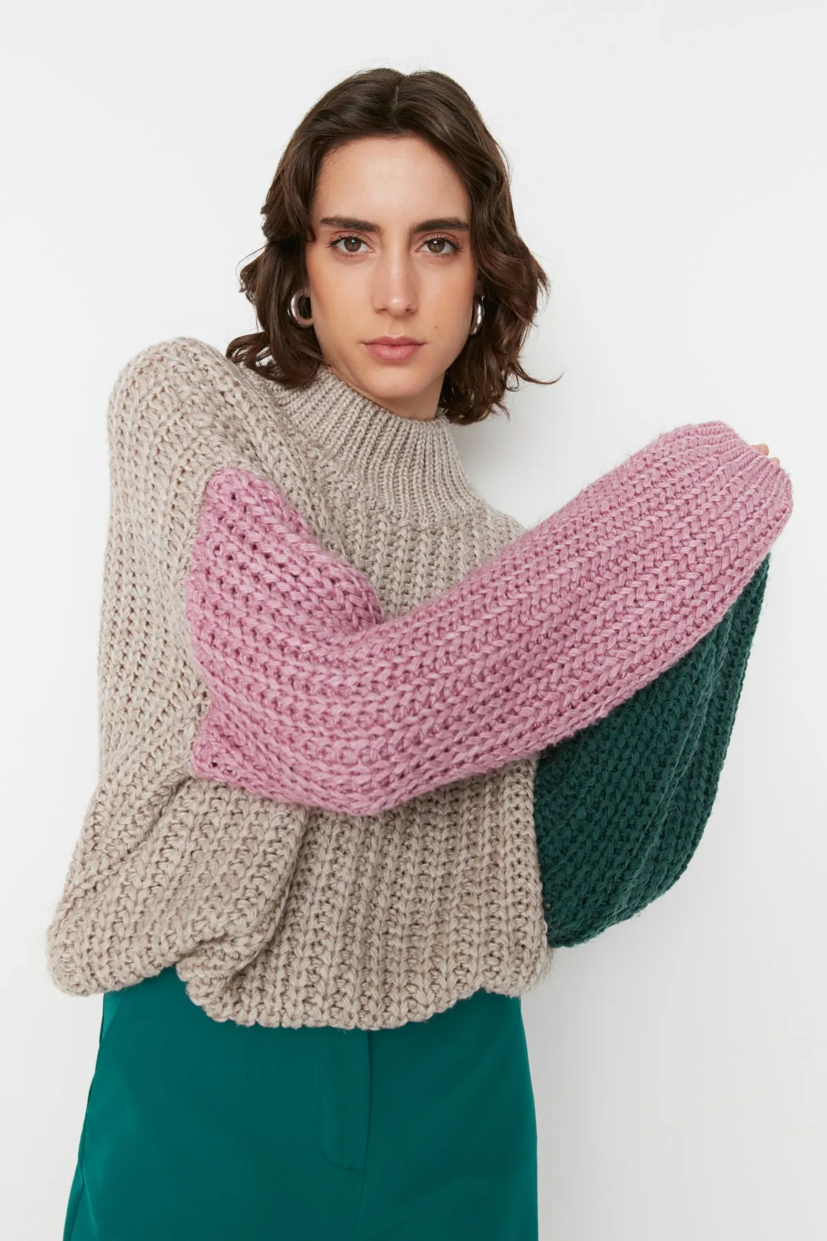 Trendyol Collection  Stone Wide Fit Weich strukturierter Strickpullover mit Farbblockdesign TWOAW21KZ0271