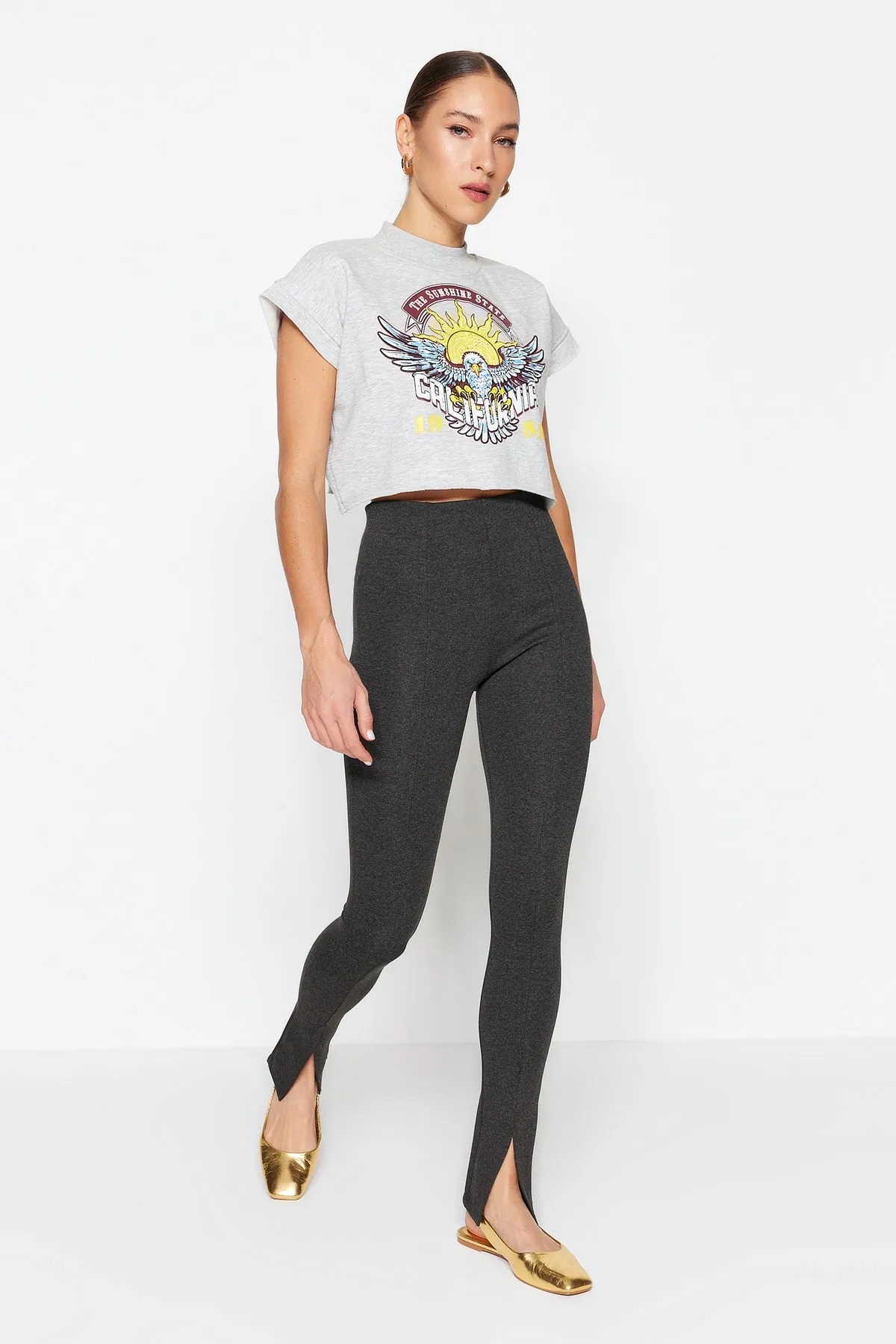 Trendyol Collection  Anthrazitfarbene Interlock-Strick-Leggings mit hoher Taille und geschlitzten Beinen TWOAW21PL0263