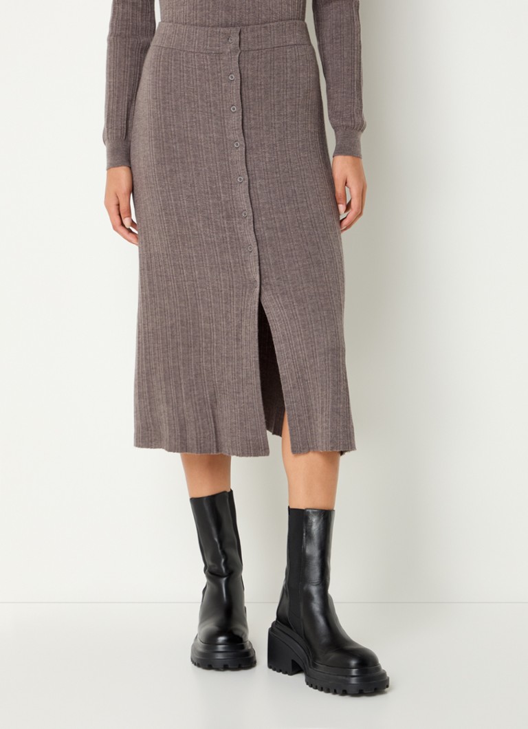 Fustă midi Milia din material cu nervuri, creație Claudie Pierlot, cu crăpătură.