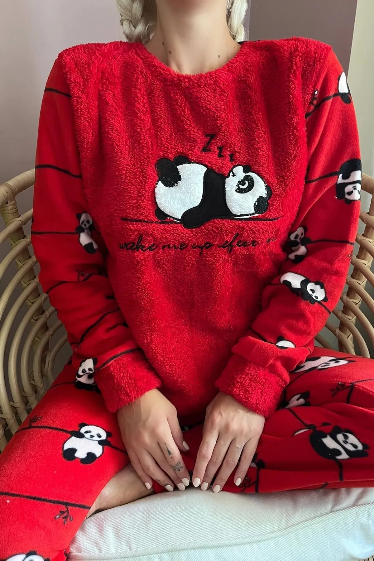 Pijamaevi  Red Zzz Wake gemustertes Plüsch-Pyjama-Set für Damen