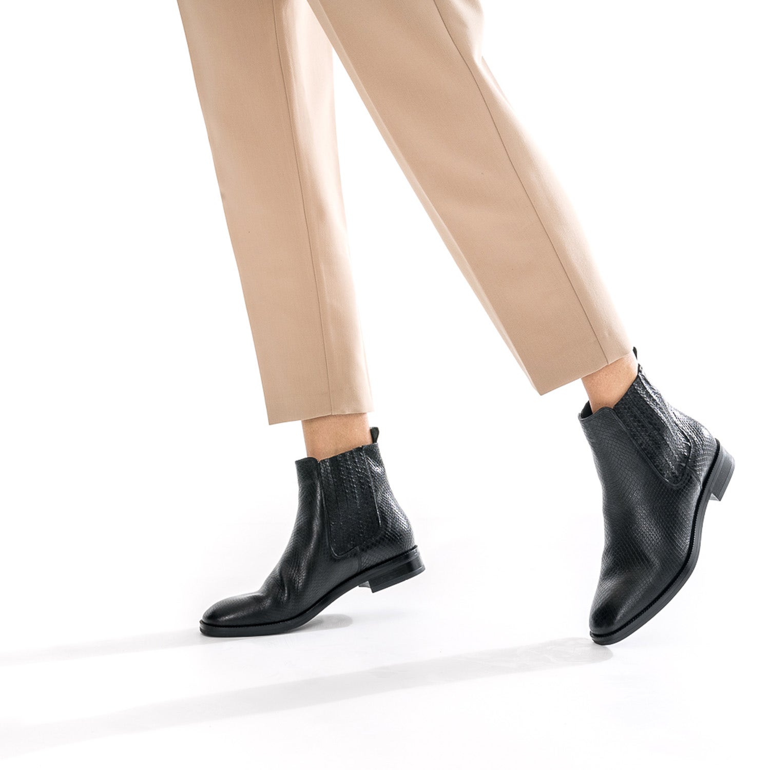Boots noir en cuir embossé éco-conçu