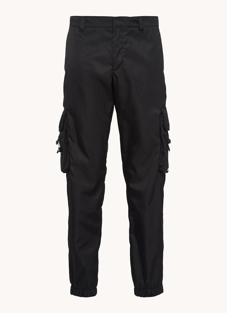 Pantaloni cargo lejeri de la Prada și pantaloni asortați.