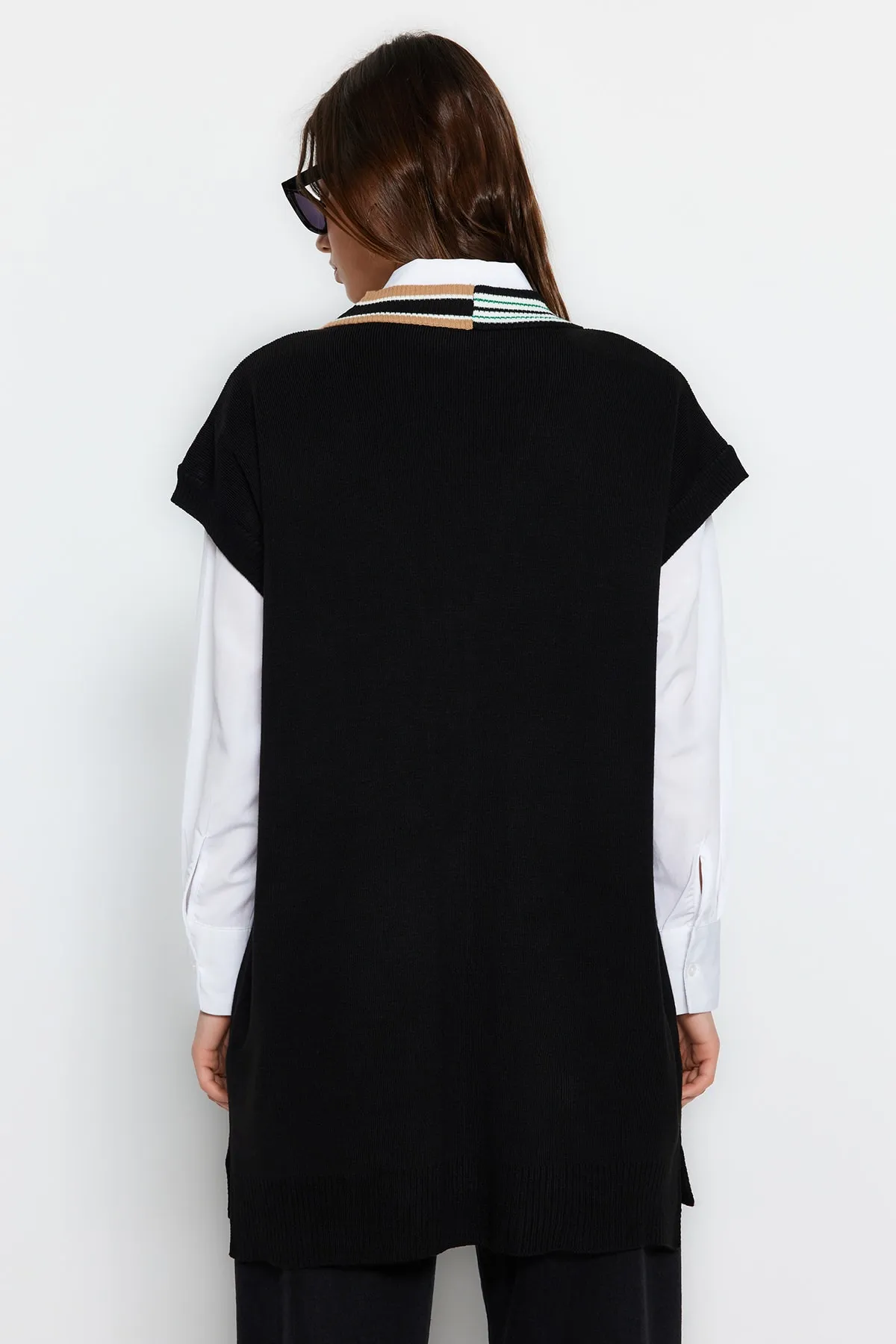 Trendyol Modest  Schwarzer Strickpullover mit Streifen und Kragen und detailliertem Ausschnitt TCTAW22UV0002