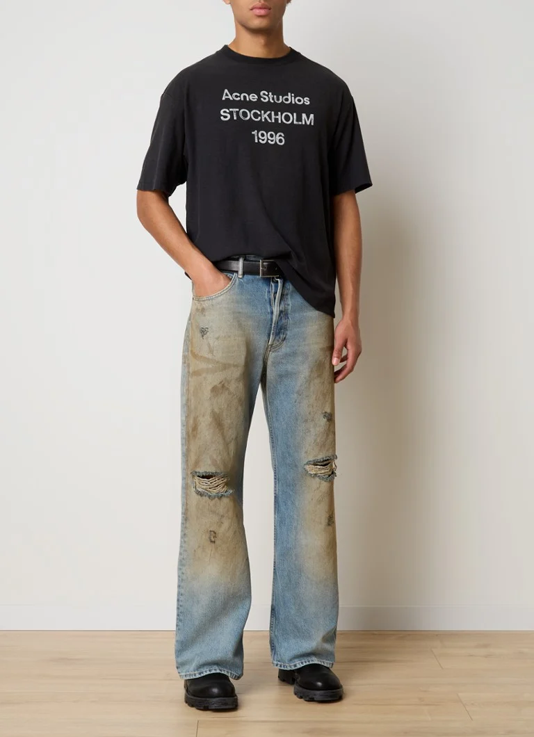 Blugi lejeri de la Acne Studios, confecționați din bumbac organic și cu efect distressed.