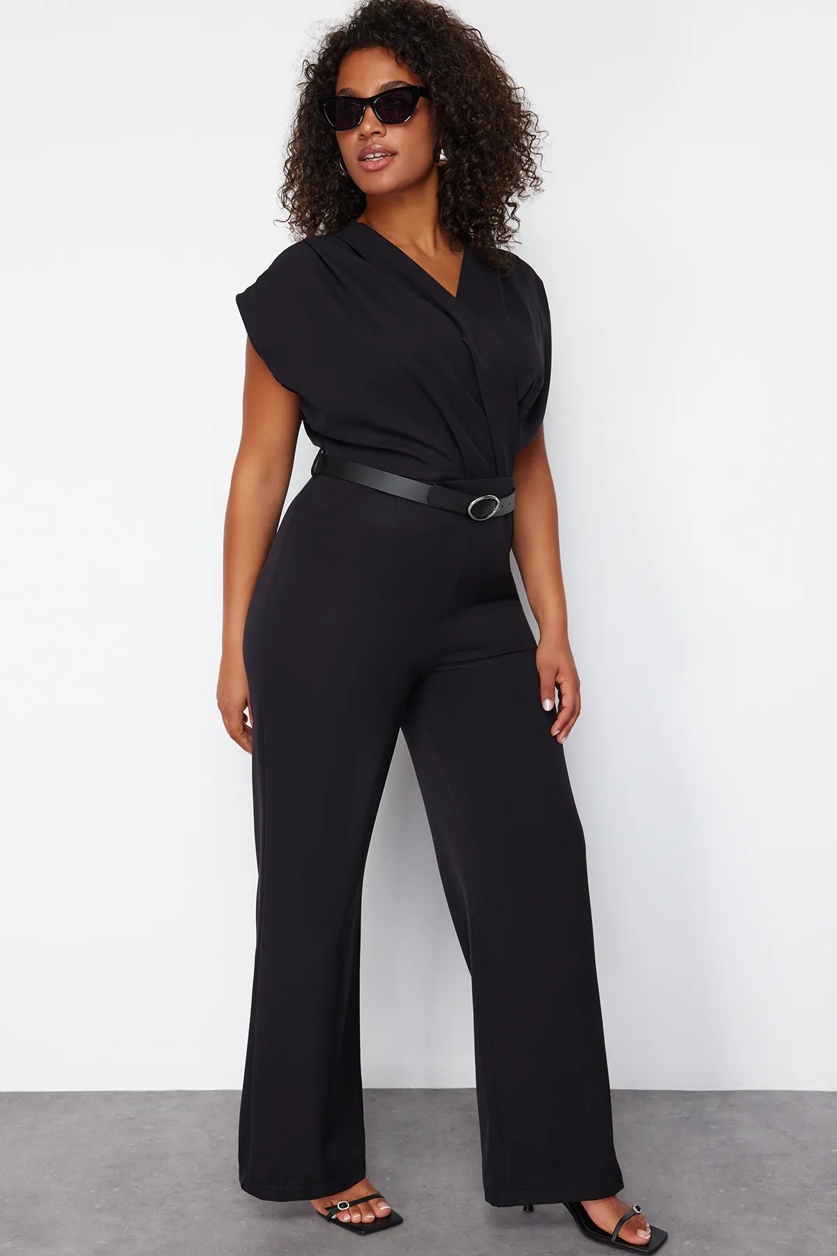Trendyol Curve  Schwarzer gewebter Jumpsuit mit Gürtel TBBSS24BG00003