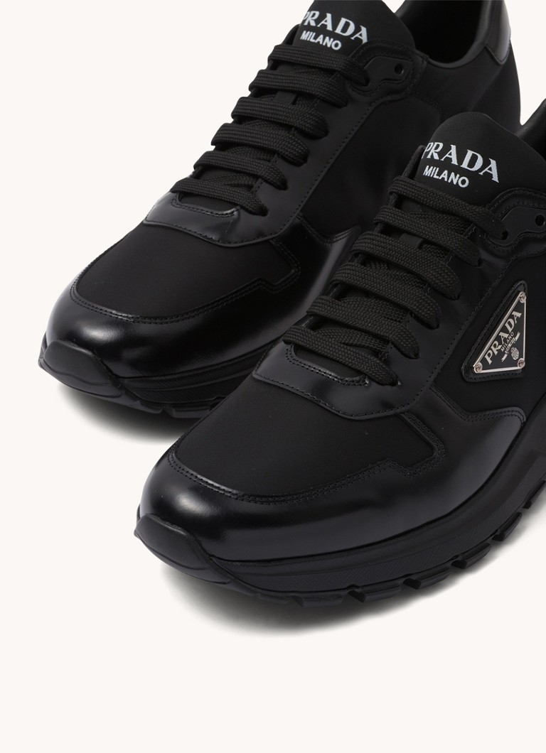 Prada Re-Nylon -lenkkarit nahkayksityiskohdilla ja logolla