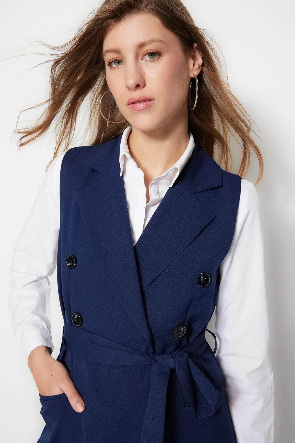 Trendyol Modest  Marineblaue Taillenbindung, detaillierte, gewebte, gefütterte Weste TCTSS23YL00029