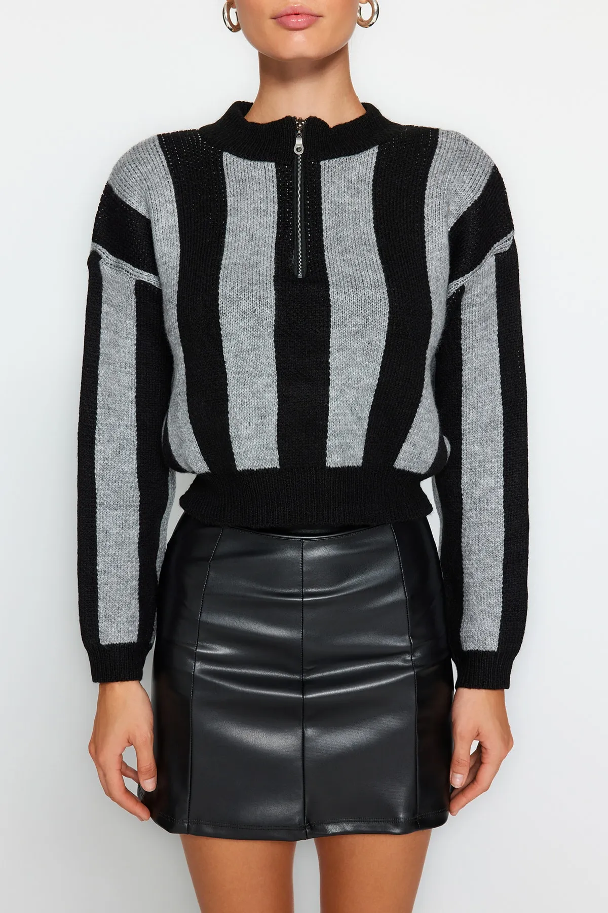 Trendyol Collection  Schwarzer kurzer Strickpullover mit weicher Struktur TWOAW24KZ01042