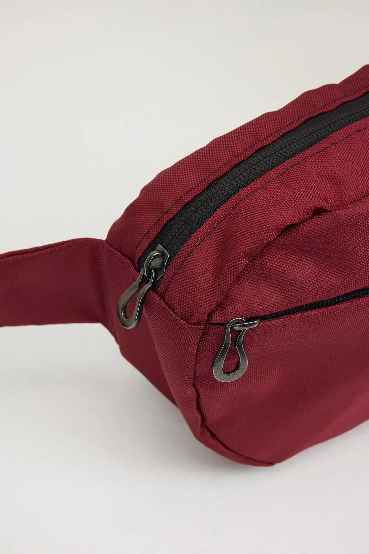 Tudors  Bordeauxrote Unisex-Schulter- und Gürteltasche - 2 Fächer