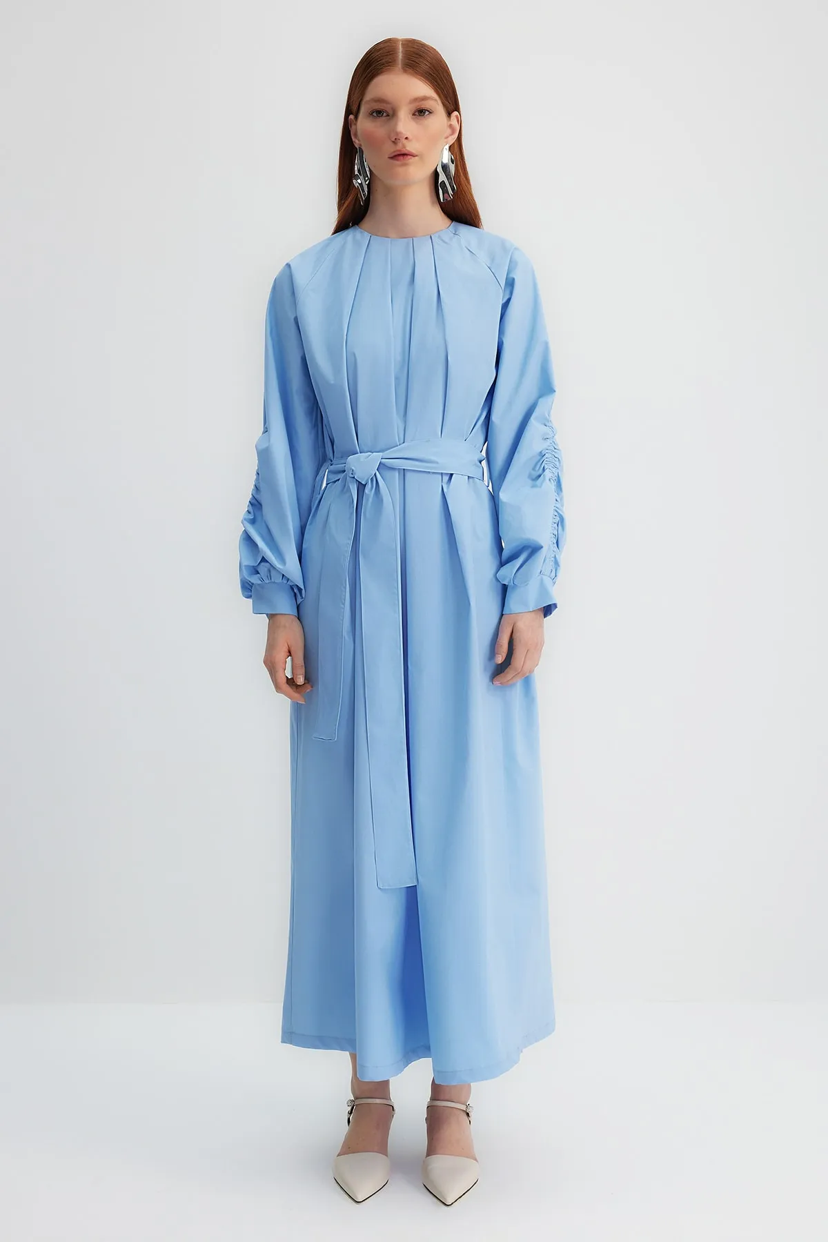 Trendyol Modest  X Kevser Sarıoglu Blaues gewebtes Kleid mit Gürtelkragen, Faltendetails an den Ärmeln und gerafften Ärmeln TCLSS23EB00010