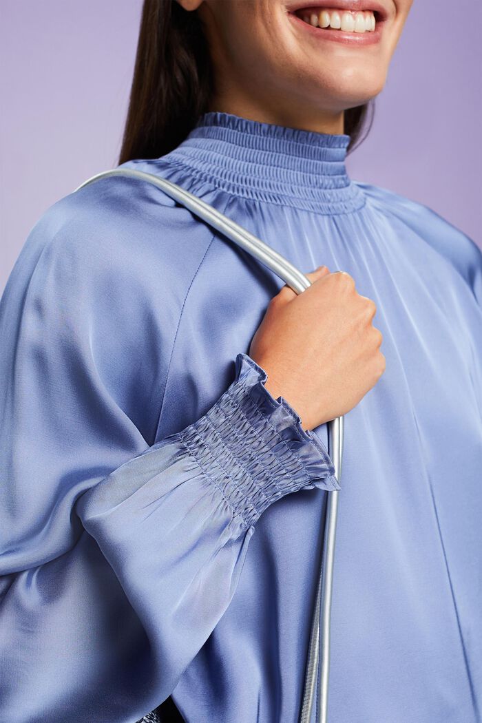 Satinbluse mit Smok-Details