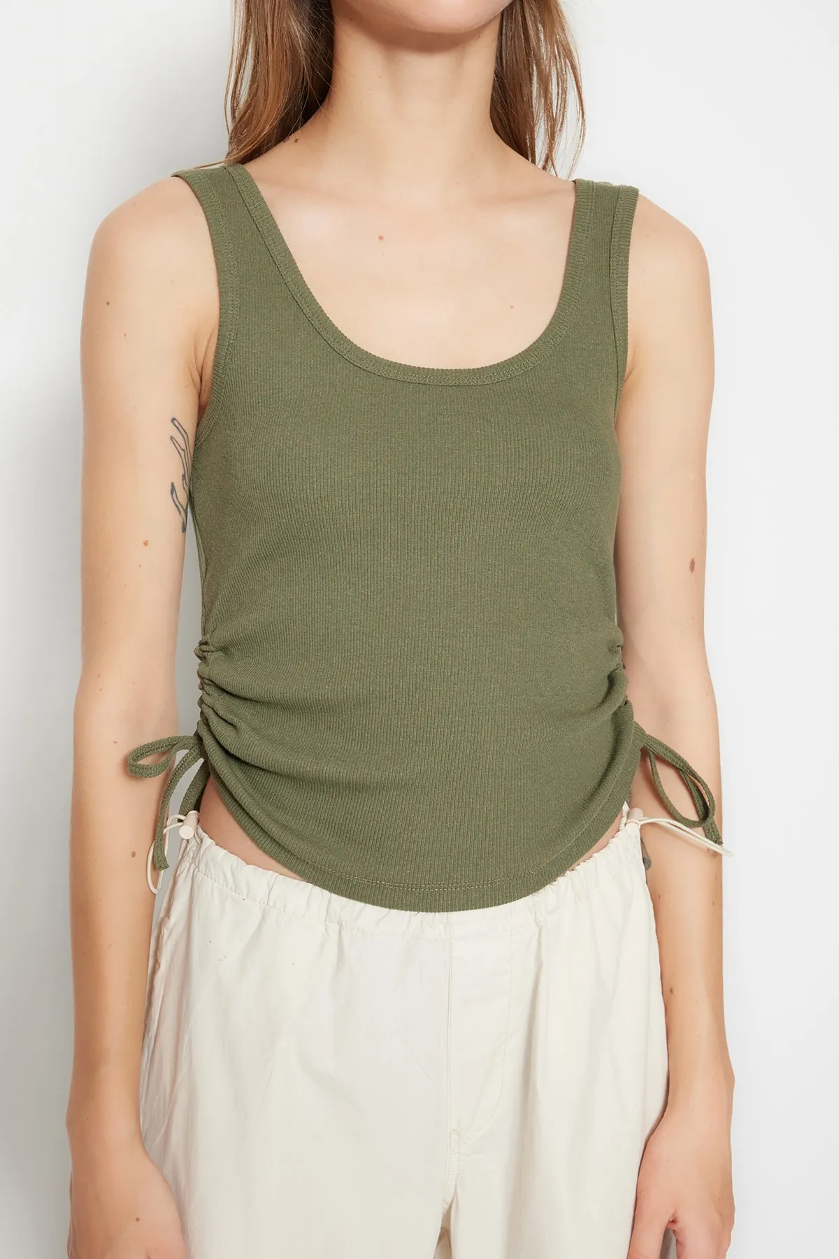 Trendyol Collection  Khaki-Beige 2er-Pack geripptes, flexibles Strick-Tanktop mit Faltendetail, Pool-Kragen TWOSS21AL0195