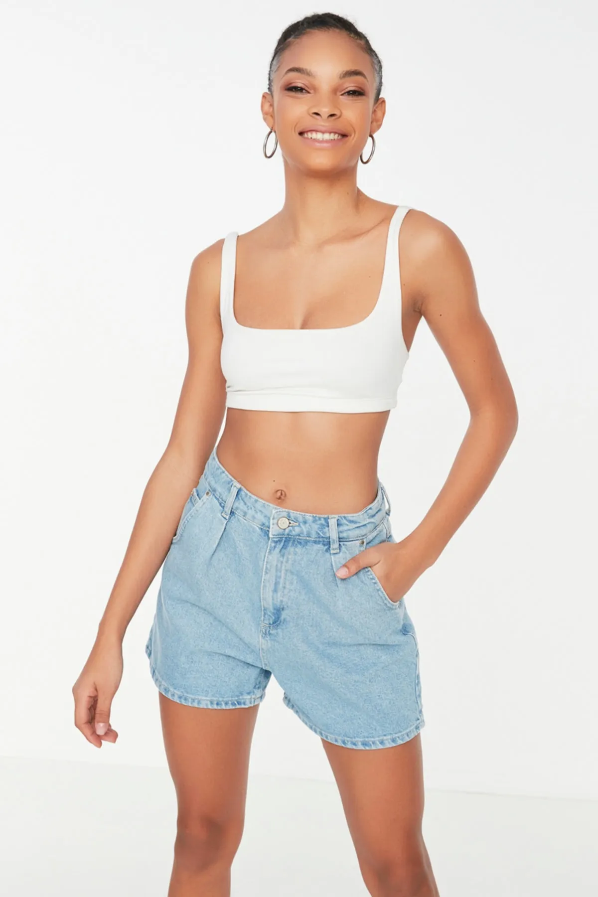 Trendyol Collection  Hellblaue, nachhaltigere Denim-Shorts mit Falten TWOSS20SR0129